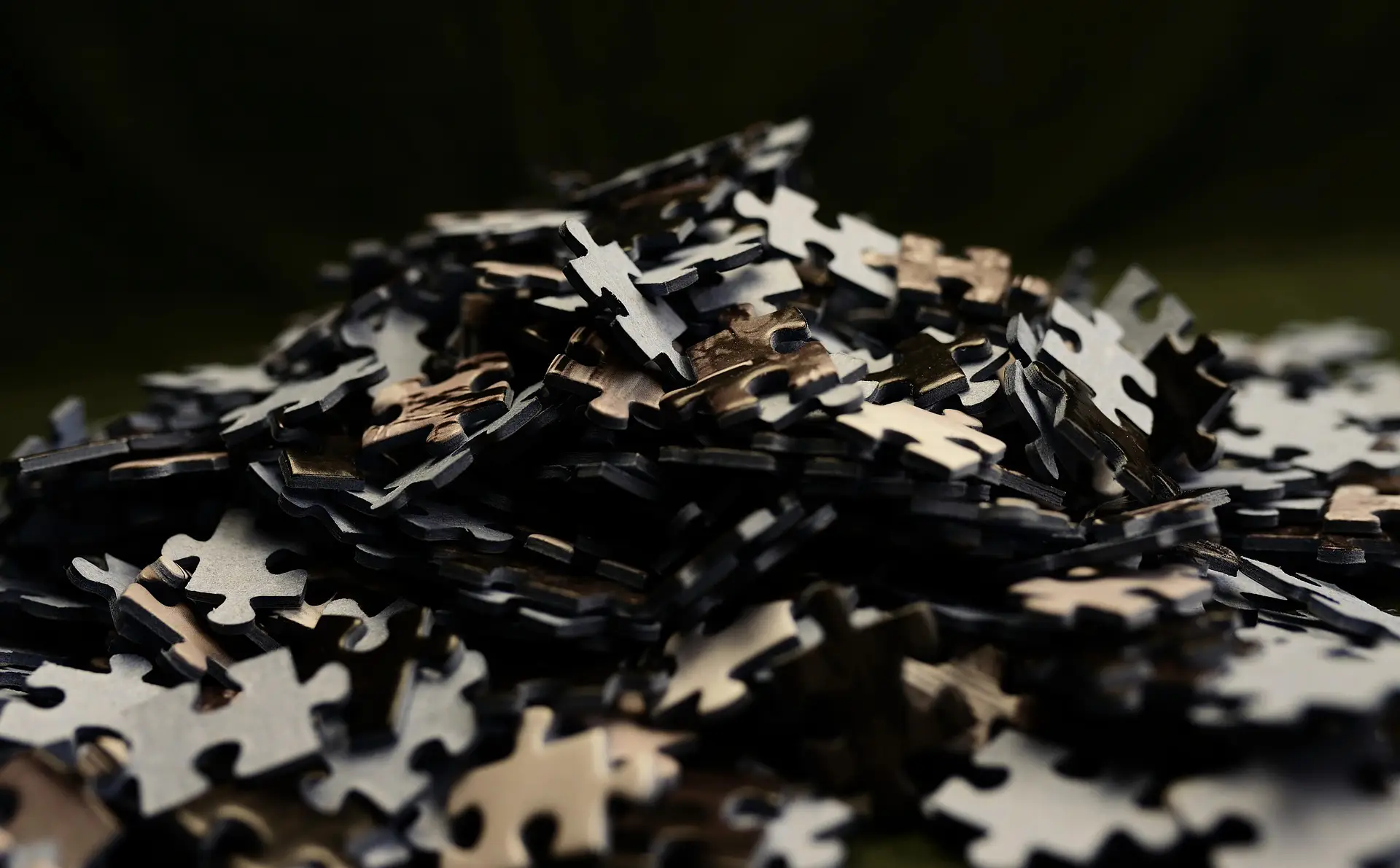 image représentnt des pièces de puzzle entassé sur une table